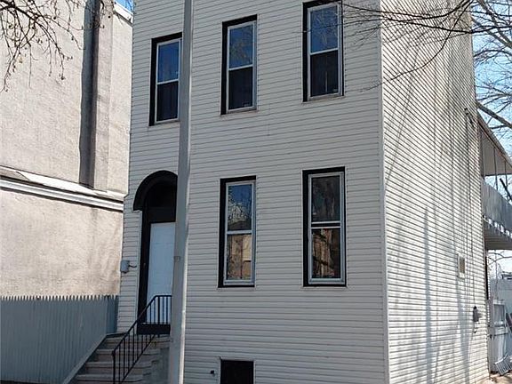 2nd image of 300 Pine St