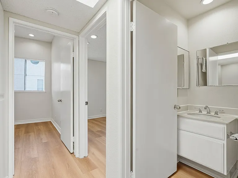 13901 Olive View Ln — Photo 20