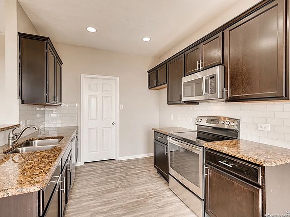 3rd image of 778 Wolfeton Way
