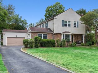 175 Northwood Rd, Riverside, IL 60546