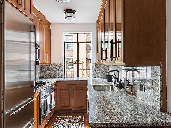 4th image of 250 W 24th St APT 6GE