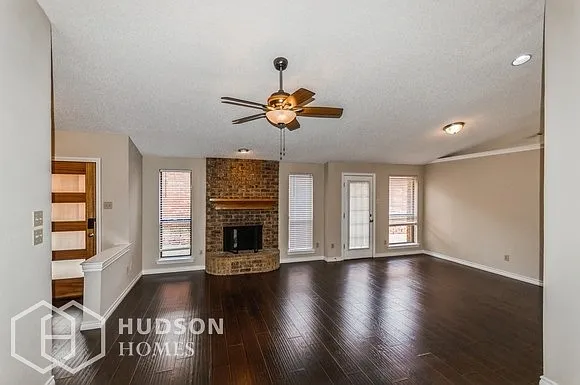 330 Bryant Ln — Photo 3
