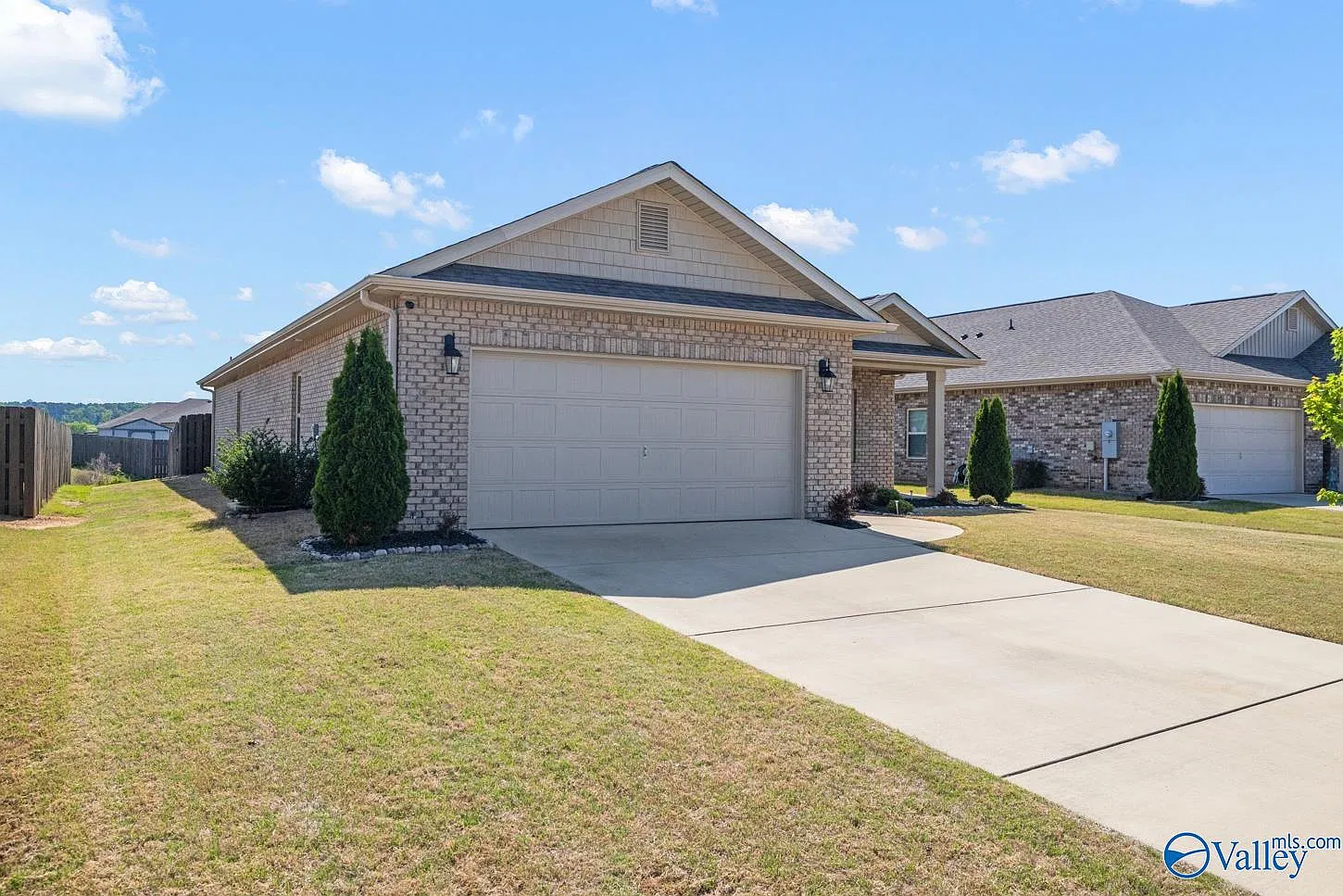 4 bed, 2.5 bath, 1952 sqft, $1,950 — Photo 2