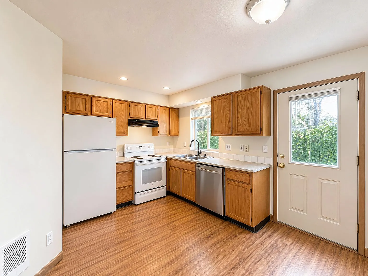 2 bed, 1.5 bath, 1000 sqft, $1,495 — Photo 2