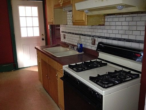 4th image of 994 Earl St