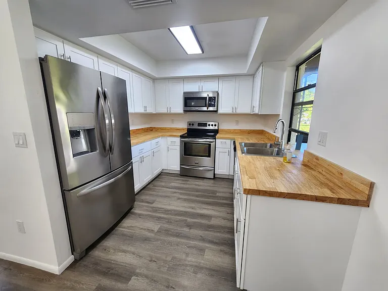 28 NE 20th Ave — Photo 8