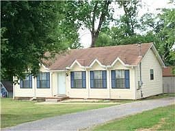 2nd image of 806 Summer Hill Ln