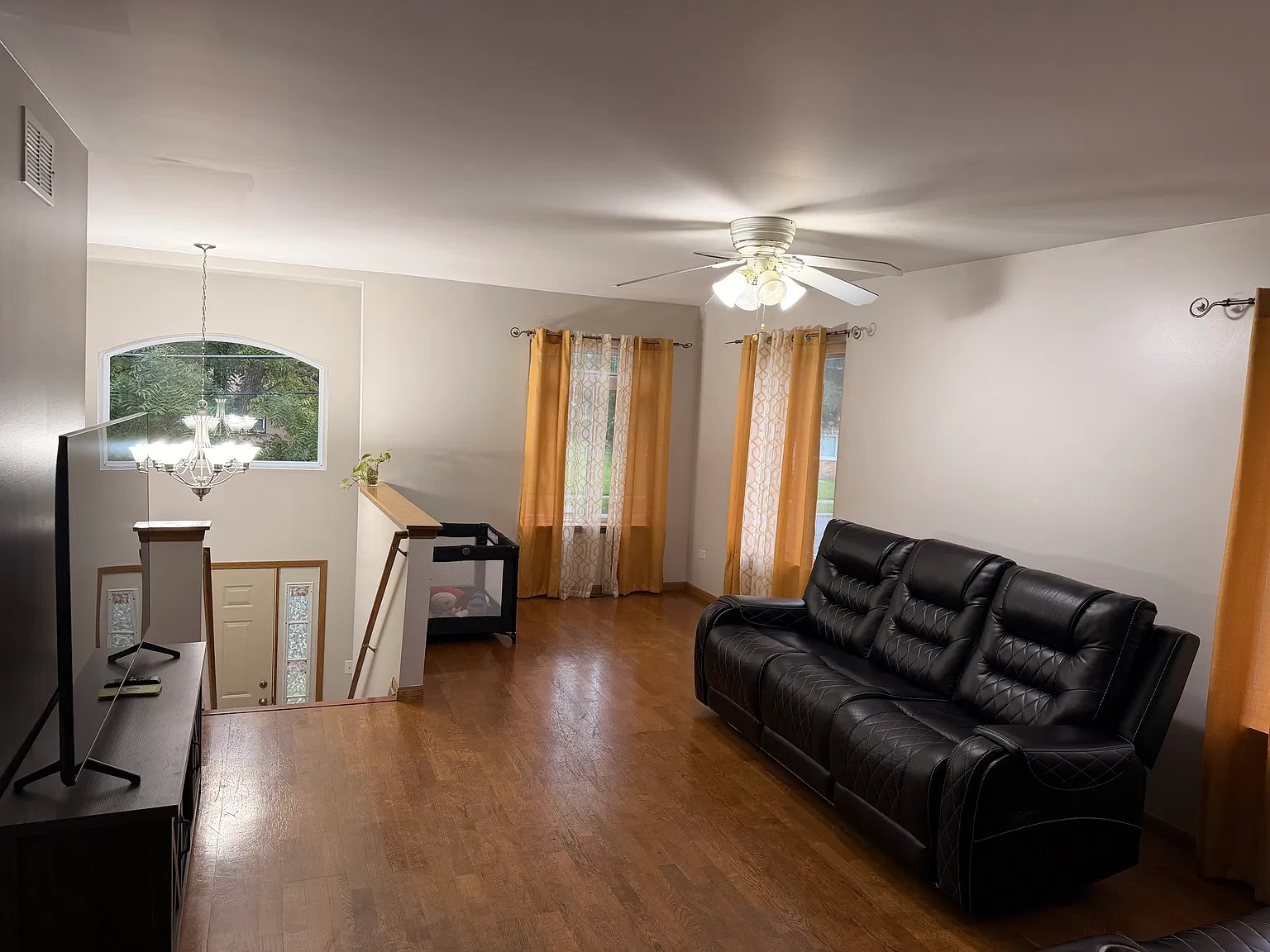 5 bed, 2300 sqft, $2,950 — Photo 2