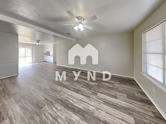 3rd image of 325 NW Jayellen Ave