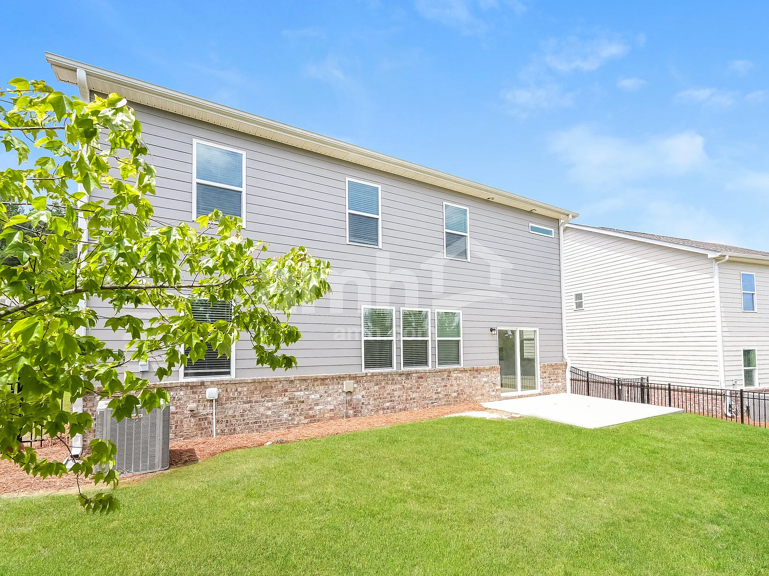 5 bed, 3.0 bath, 2850 sqft, $2,820 — Photo 3