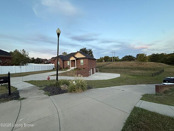 3rd image of 103 Bay Ct