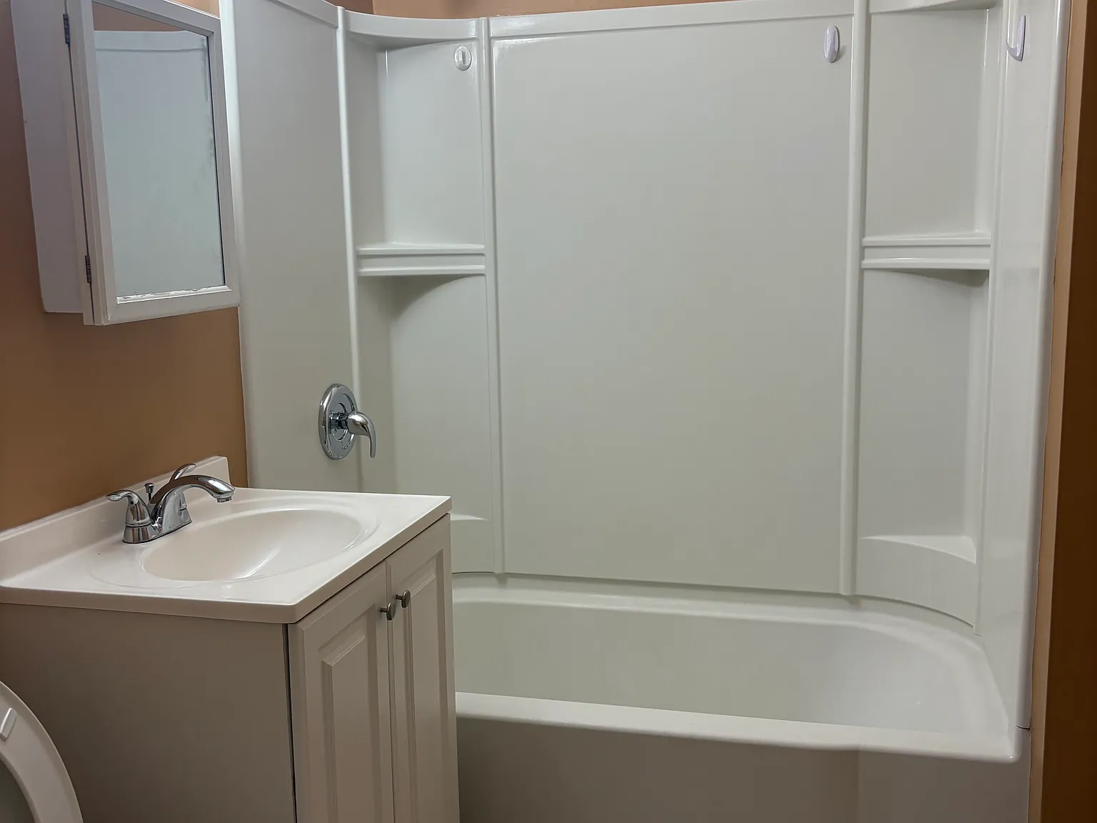 3 bed, 1100 sqft, $2,200 — Photo 3