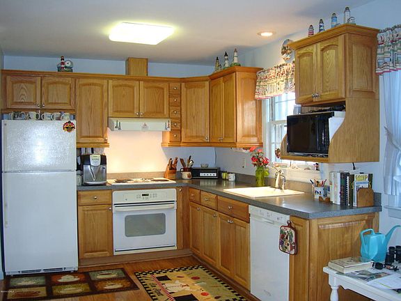 4th image of 910 Harrell Dr