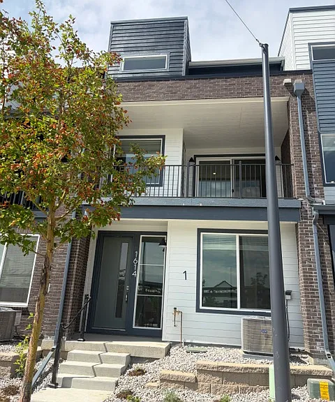 1626 Park Ln — Photo 2