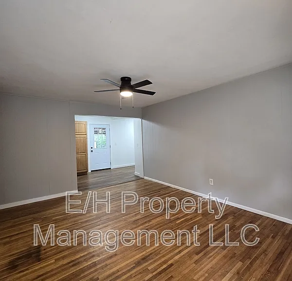 1121 E Luther St — Photo 4