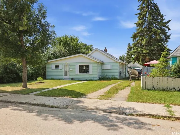 925 L AVENUE S, Saskatoon, SK S7M 2J2