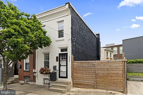 2547 Collins St Photo 1