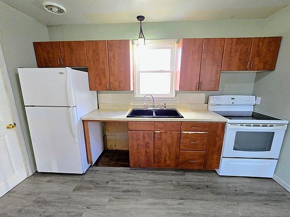 3rd image of 116 6th St E