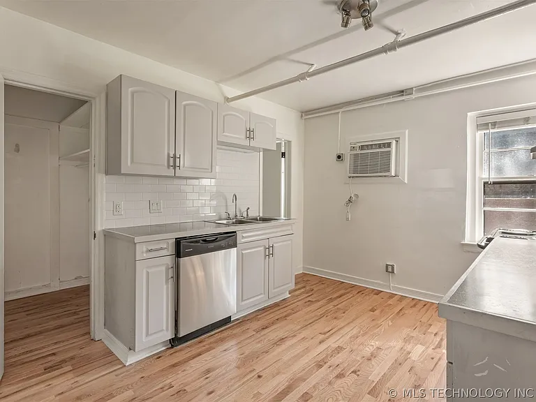 1520 E 17th St #E — Photo 11