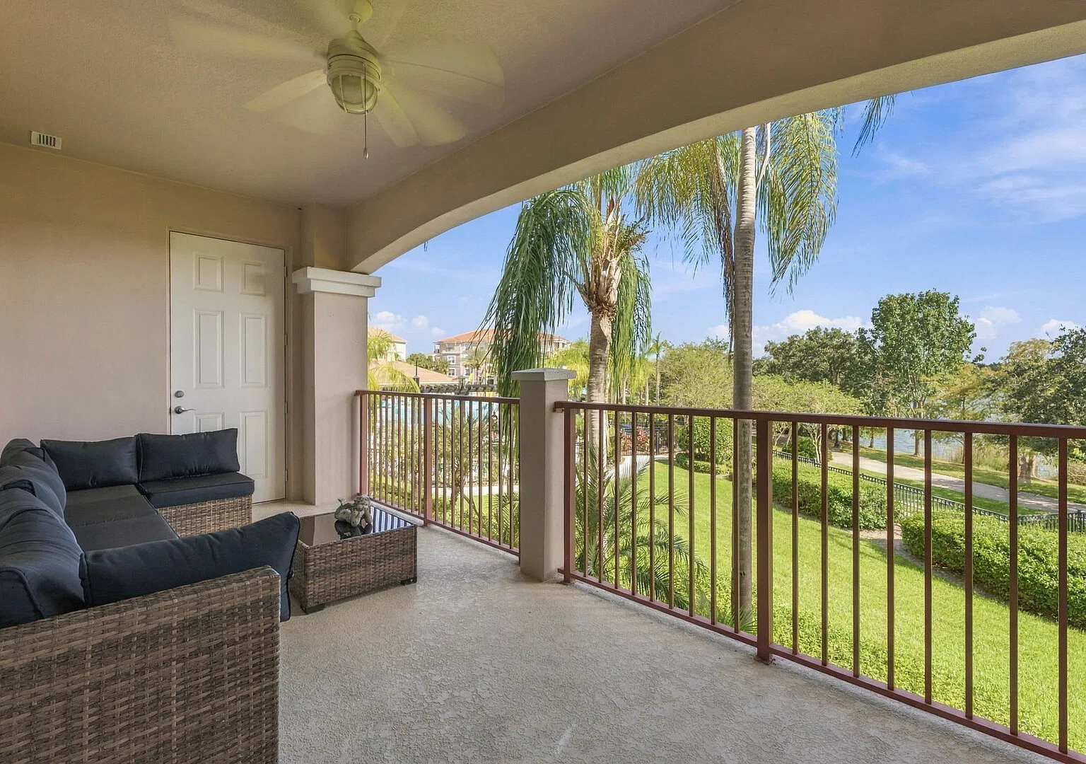 Luxury 3BR, Newly Renovated, Lake View, Vista Cay — Photo 4