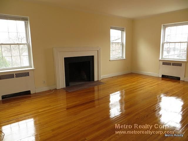 2nd image of 1129 Beacon St APT 6