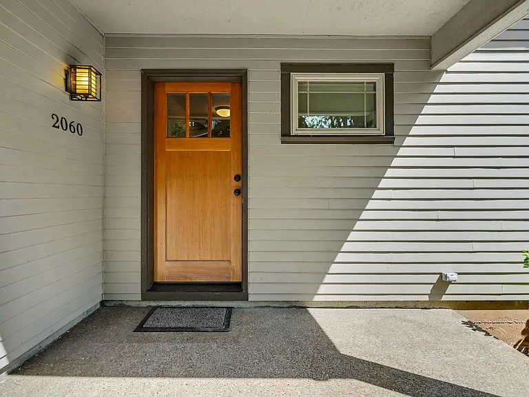 2060 John St S — Photo 5