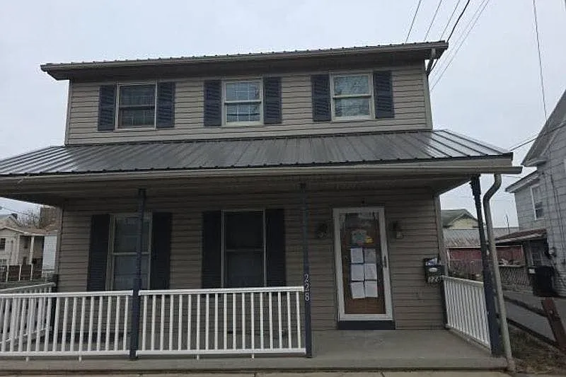 228 Linden St photo 1