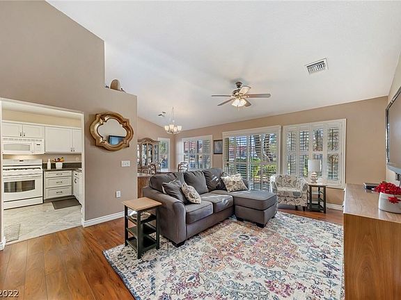 3rd image of 8501 Glenmount Dr