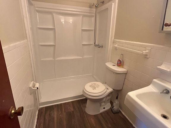 3rd image of 907 Strawberry St