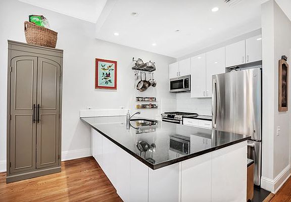 5th image of 31 W 82nd St