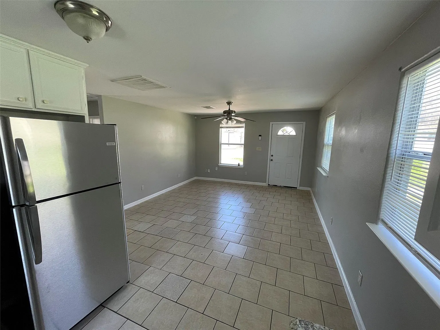 3 bed, 2.0 bath, 941 sqft, $1,895 — Photo 3