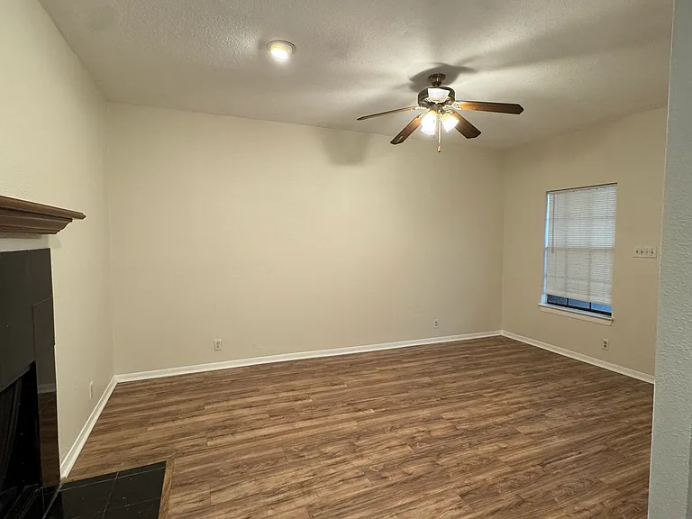 203 E 31st St #204 — Photo 4