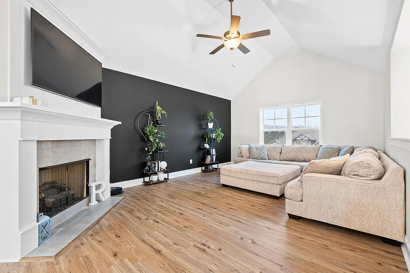 3 bed, 2.5 bath, 2368 sqft, $2,600 — Photo 3