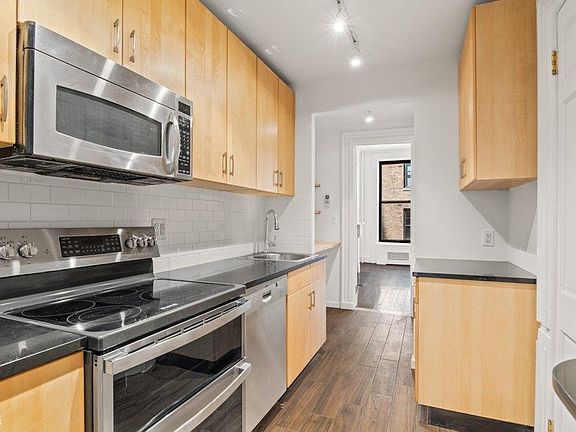 5th image of 113 E 62nd St Unit Townhouse