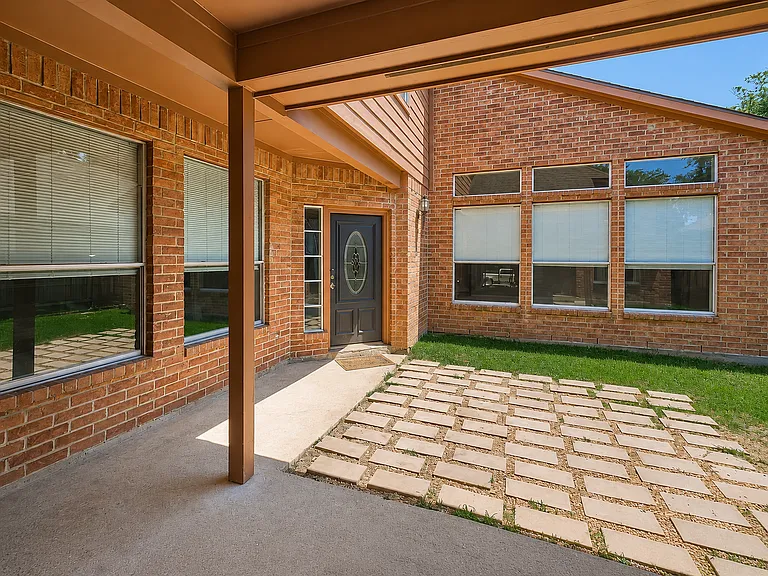 13714 Hillingdale Ln — Photo 2