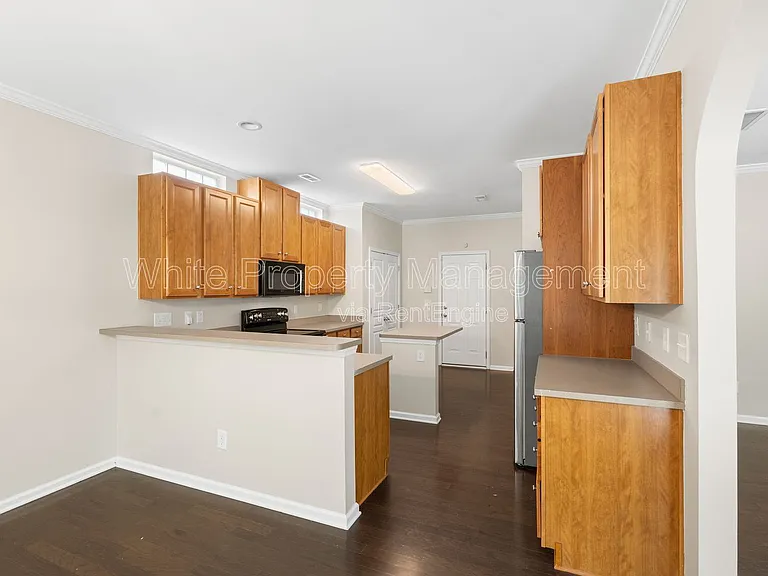 1141 Hammond Dr — Photo 11