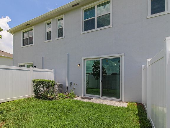 4th image of 640 SE Lake Falls Street