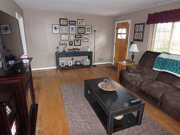 4th image of 748 Saint Matthews Cir