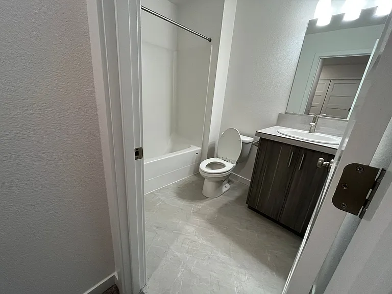1550 E. 3rd St. — Photo 9