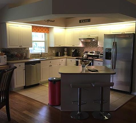 4th image of 6004 Terry Ave N