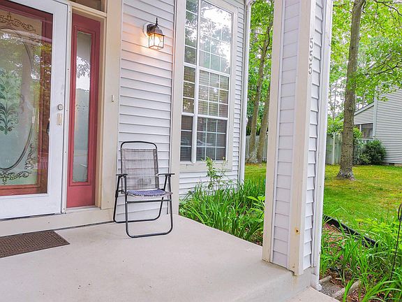 4th image of 555 Arlington Ln