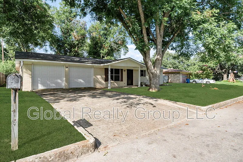 3 bed, 1.0 bath, 1270 sqft, $1,750 — Photo 2