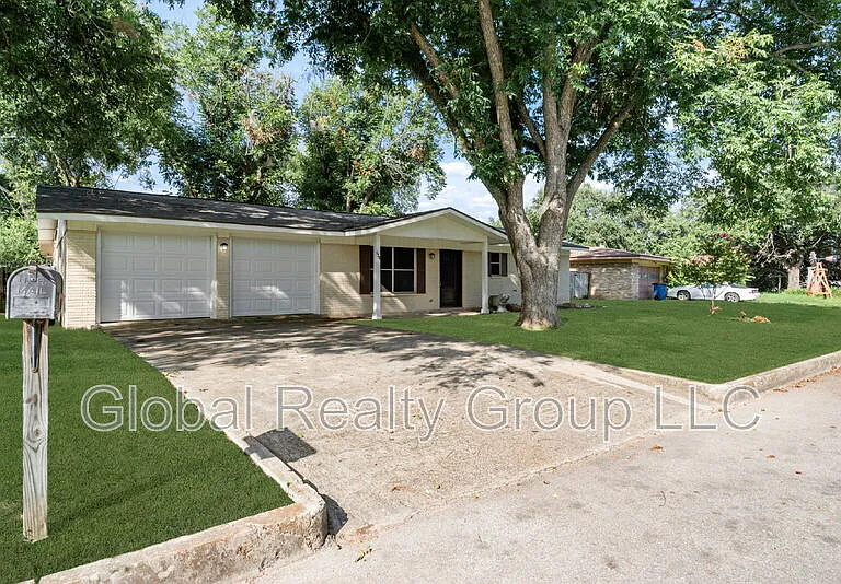 138 Bobolink Dr — Photo 2