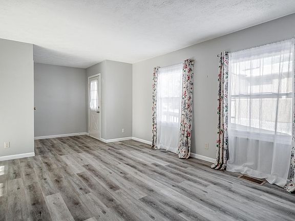 5th image of 208 W Navajo St