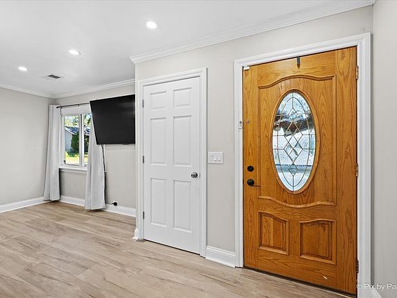 3rd image of 5892 Chatsworth Ct