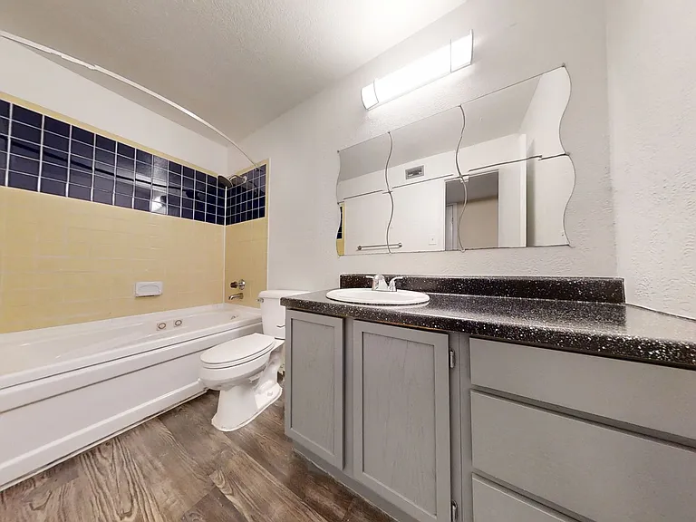 The Metropolis Apartments — Photo 9