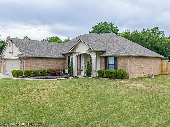 2nd image of 821 Woodland Way