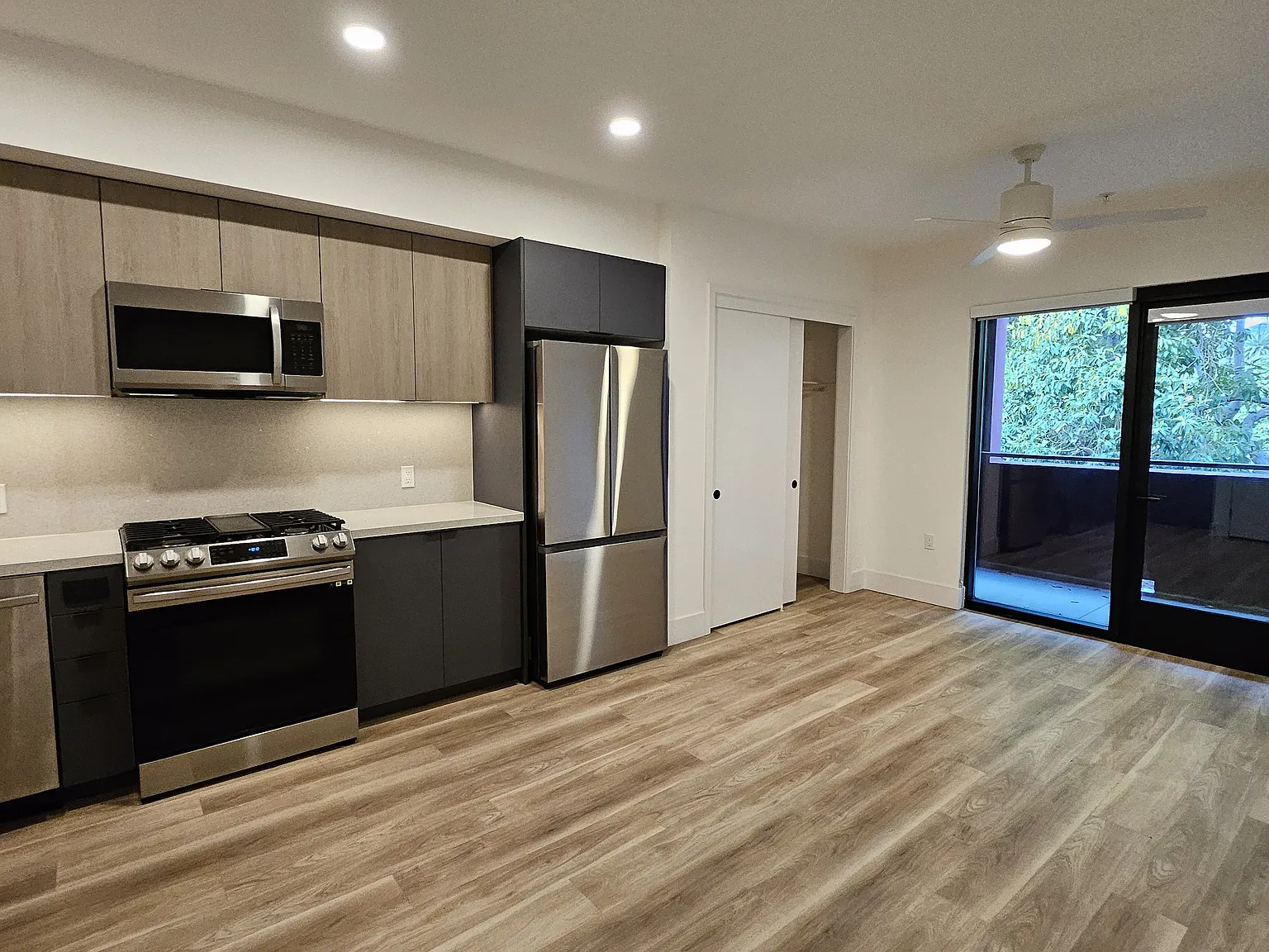 Studio, 450 sqft, $2,499 — Photo 2