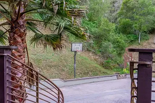Stairway/Entrance