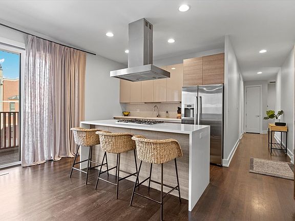 4th image of 935 N Hermitage Ave #2